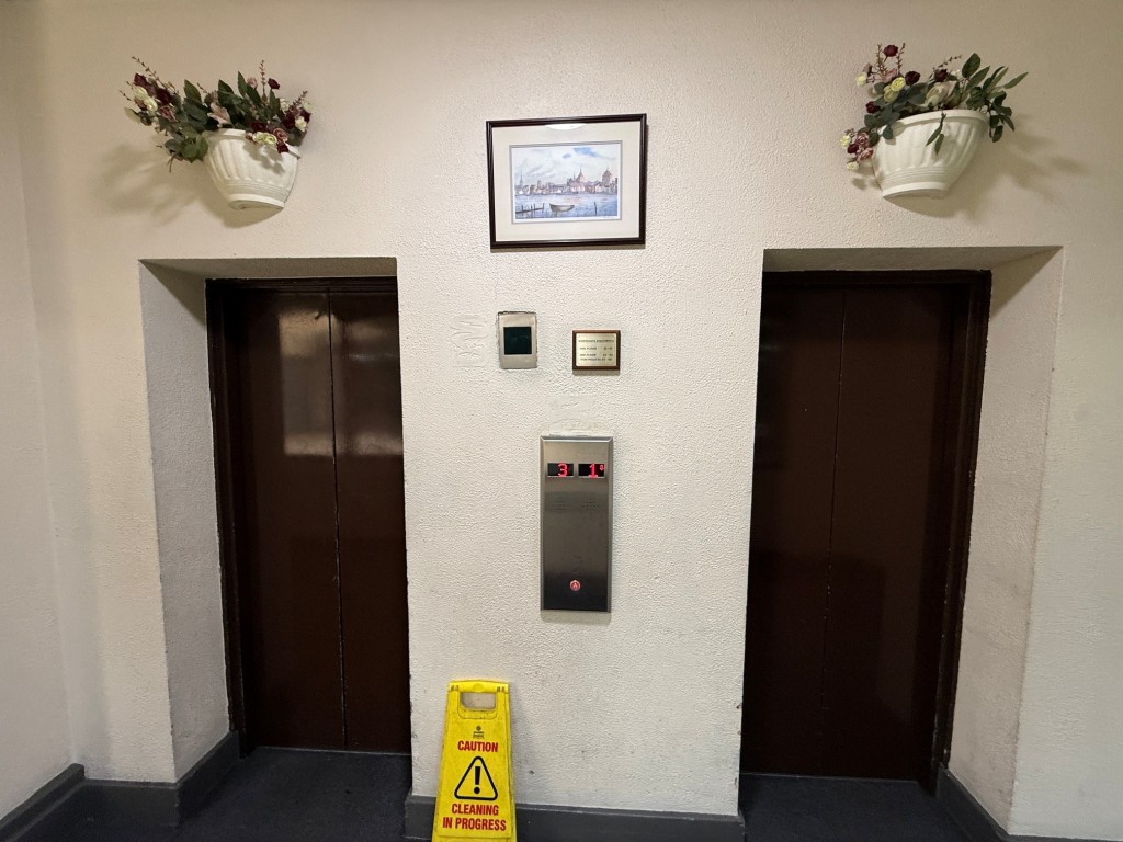 Lot: 139 - FLAT FOR IMPROVEMENT - Entrance to the lifts on ground floor and access to all levels